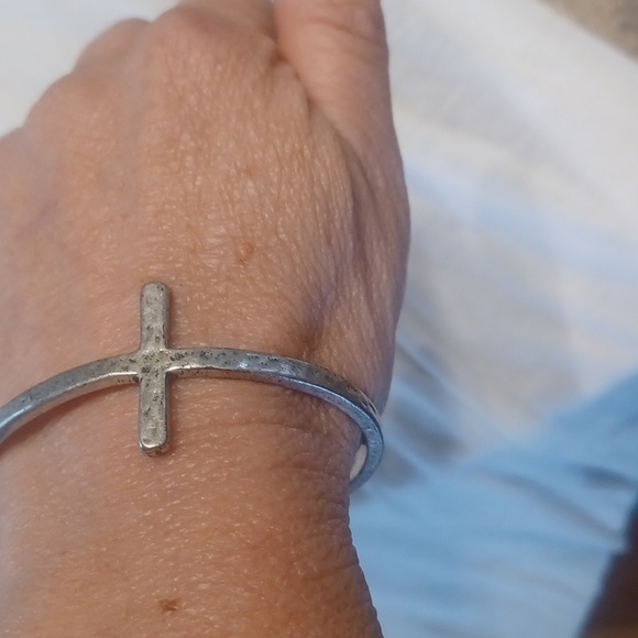 Hammered silver cuff bracelet - Picture 2 of 6